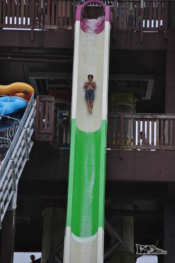 O Antonio desce acelerado um dos grandes escorregadores do Beach Park, em Fortaleza, capital do Ceará